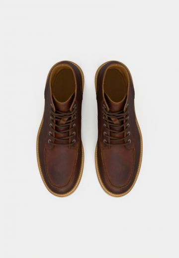 Ботинки на шнуровке