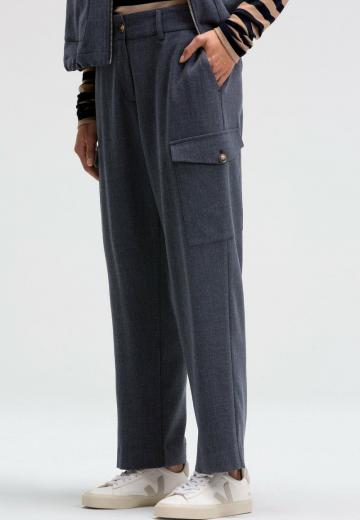 Брюки с накладными карманами