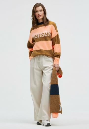 Пуловер в полоску