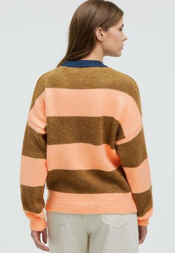 Пуловер в полоску