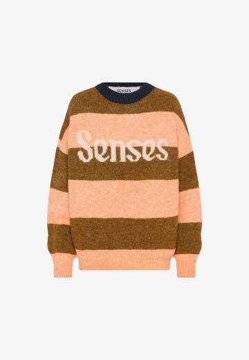 Пуловер в полоску