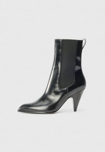 Высокие сапоги