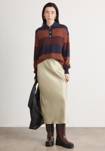 Пуловер в полоску