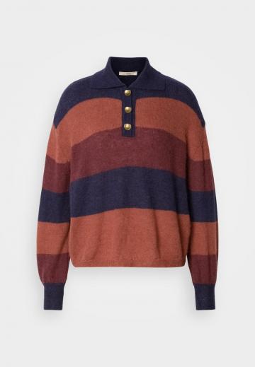 Пуловер в полоску