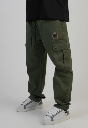 Брюки с накладными карманами