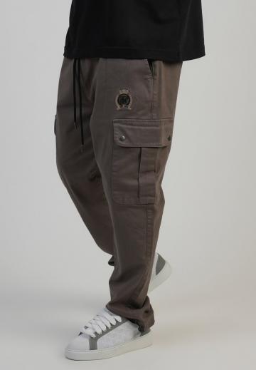 Брюки с накладными карманами
