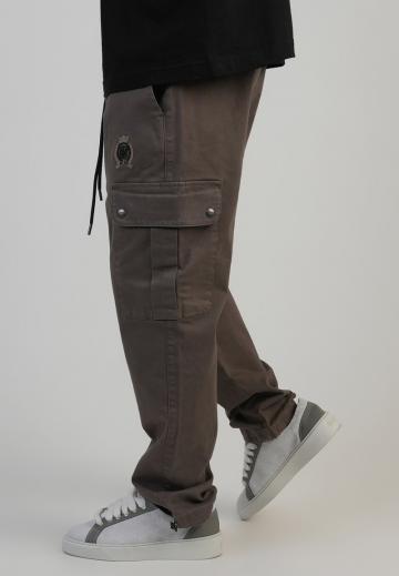 Брюки с накладными карманами