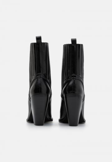 Высокие сапоги