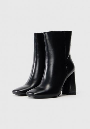 Высокие сапоги