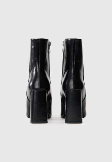 Высокие сапоги