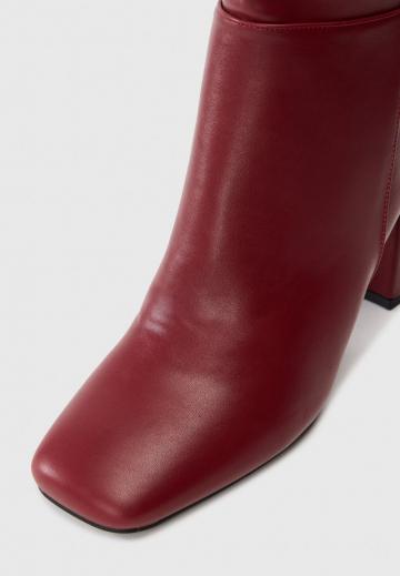 Высокие сапоги