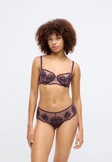 Трусы на бедрах