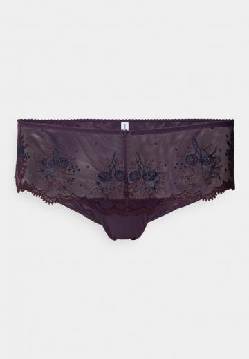 Трусы на бедрах