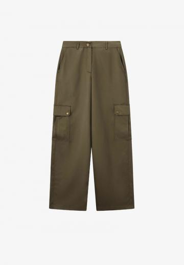 Брюки с накладными карманами