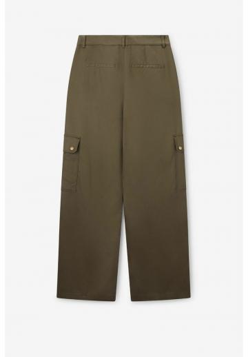 Брюки с накладными карманами