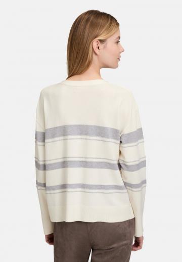 Пуловер в полоску