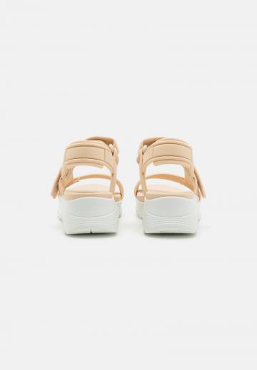 Босоножки на танкетке