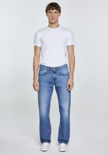 Прямые джинсы