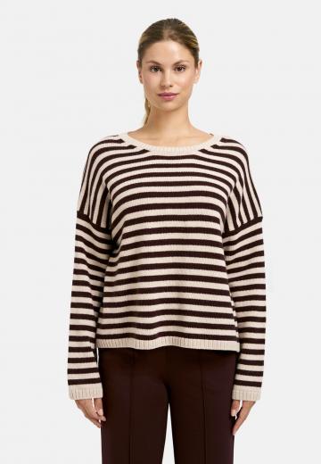 Пуловер в полоску