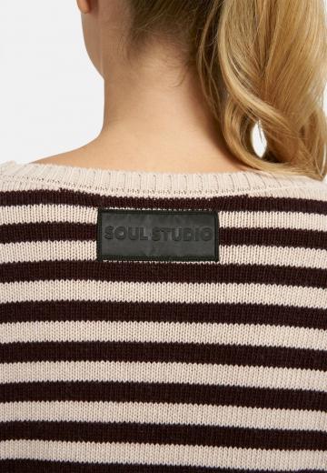 Пуловер в полоску