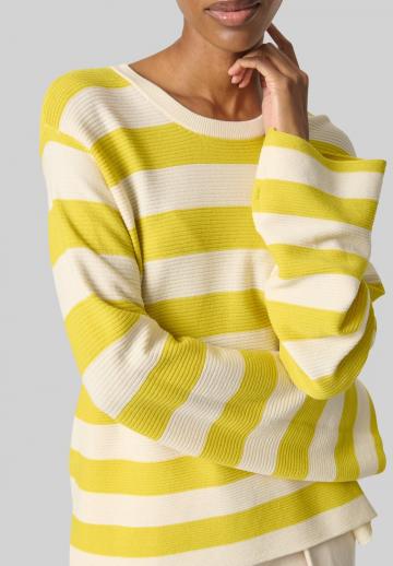 Пуловер в полоску