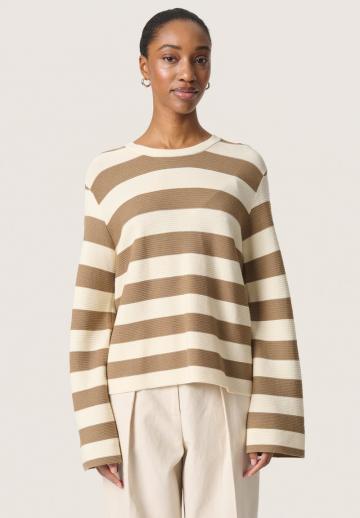 Пуловер в полоску
