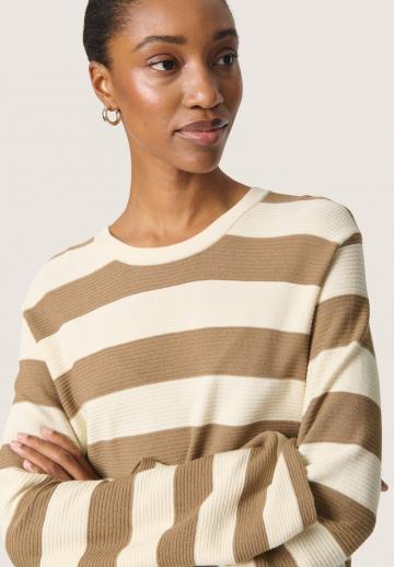 Пуловер в полоску
