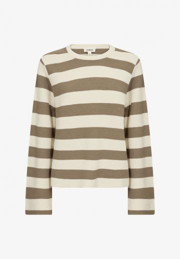 Пуловер в полоску