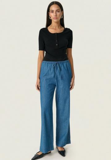 Клешеные джинсы