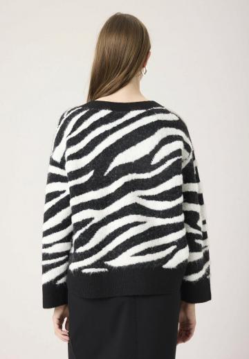 Жаккардовая вязаная кофта