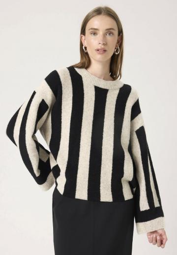 Пуловер в полоску