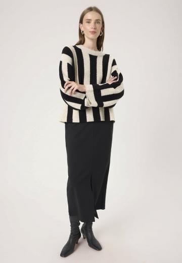 Пуловер в полоску