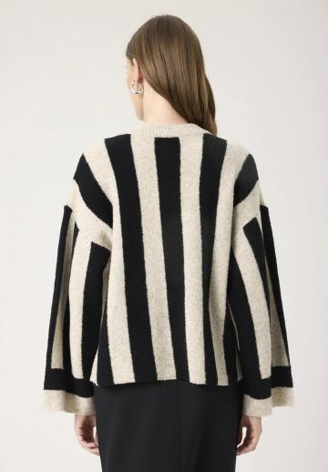 Пуловер в полоску