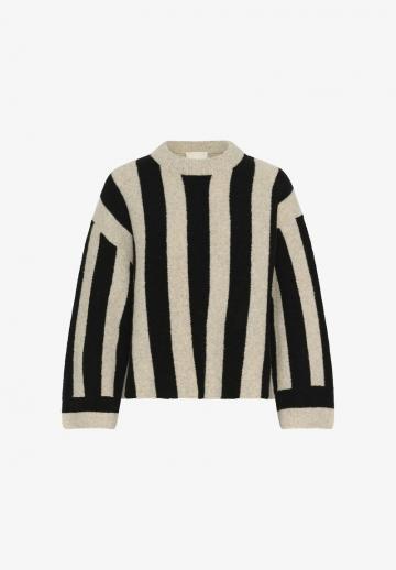 Пуловер в полоску