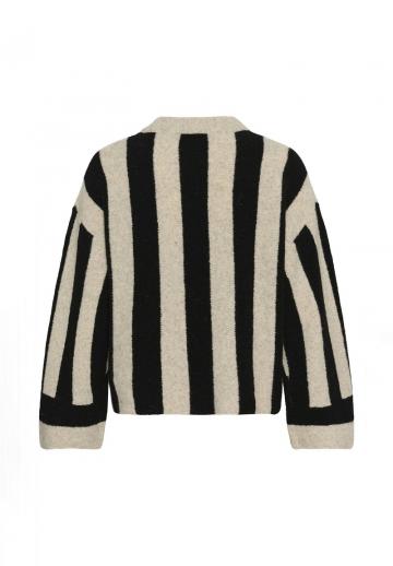 Пуловер в полоску