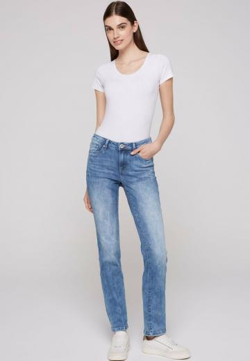 Прямые джинсы
