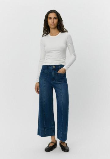 Короткие джинсы