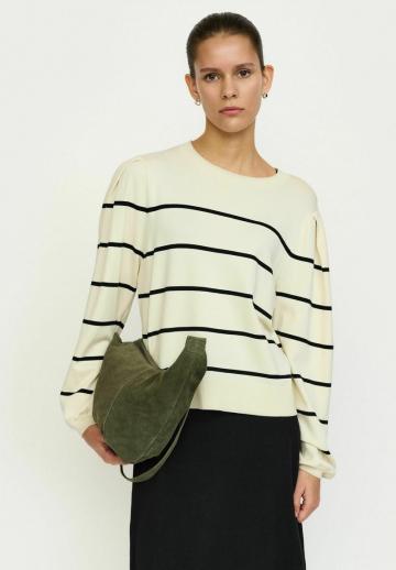 Пуловер в полоску