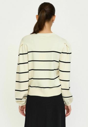 Пуловер в полоску