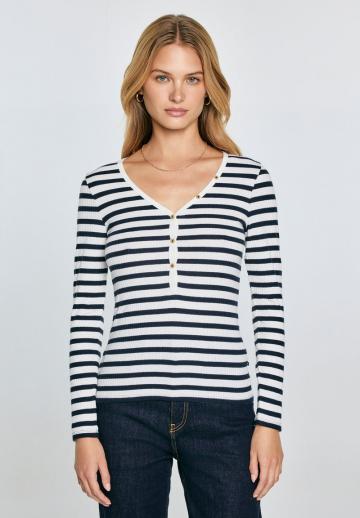 Пуловер в полоску