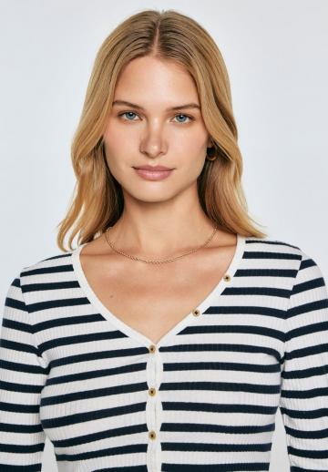 Пуловер в полоску