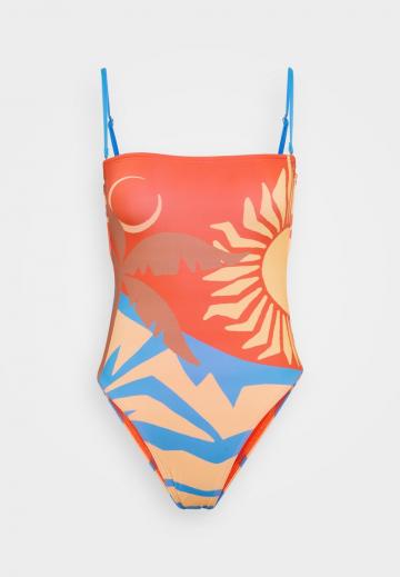 Слитный купальник