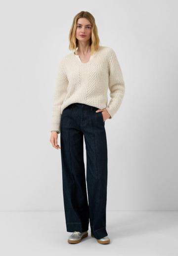 Пуловер с вырезом V