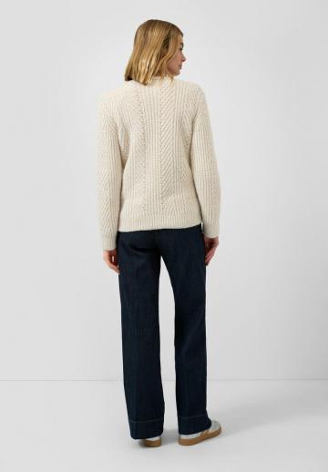 Пуловер с вырезом V