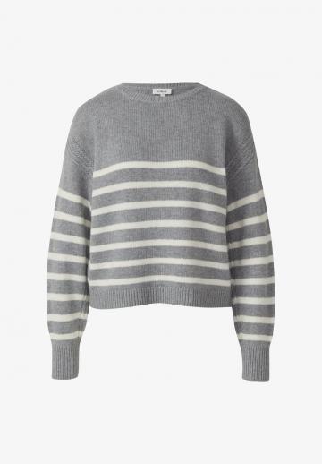 Пуловер в полоску