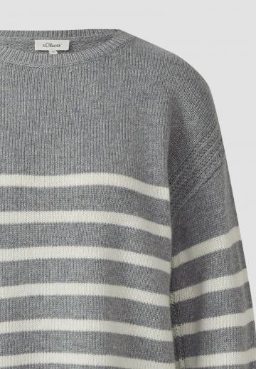 Пуловер в полоску