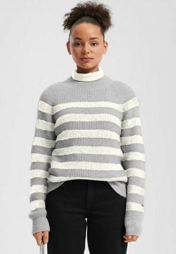 Пуловер в полоску