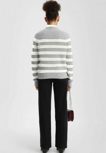 Пуловер в полоску