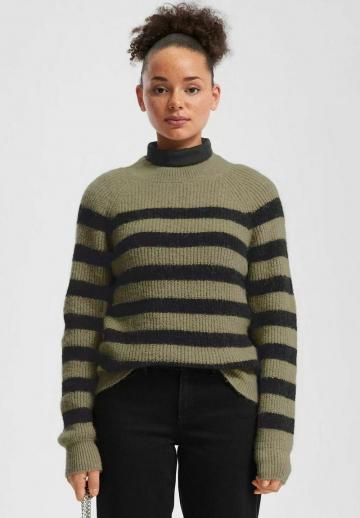 Пуловер в полоску