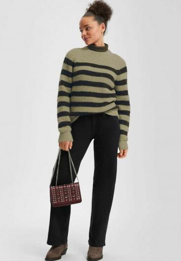 Пуловер в полоску